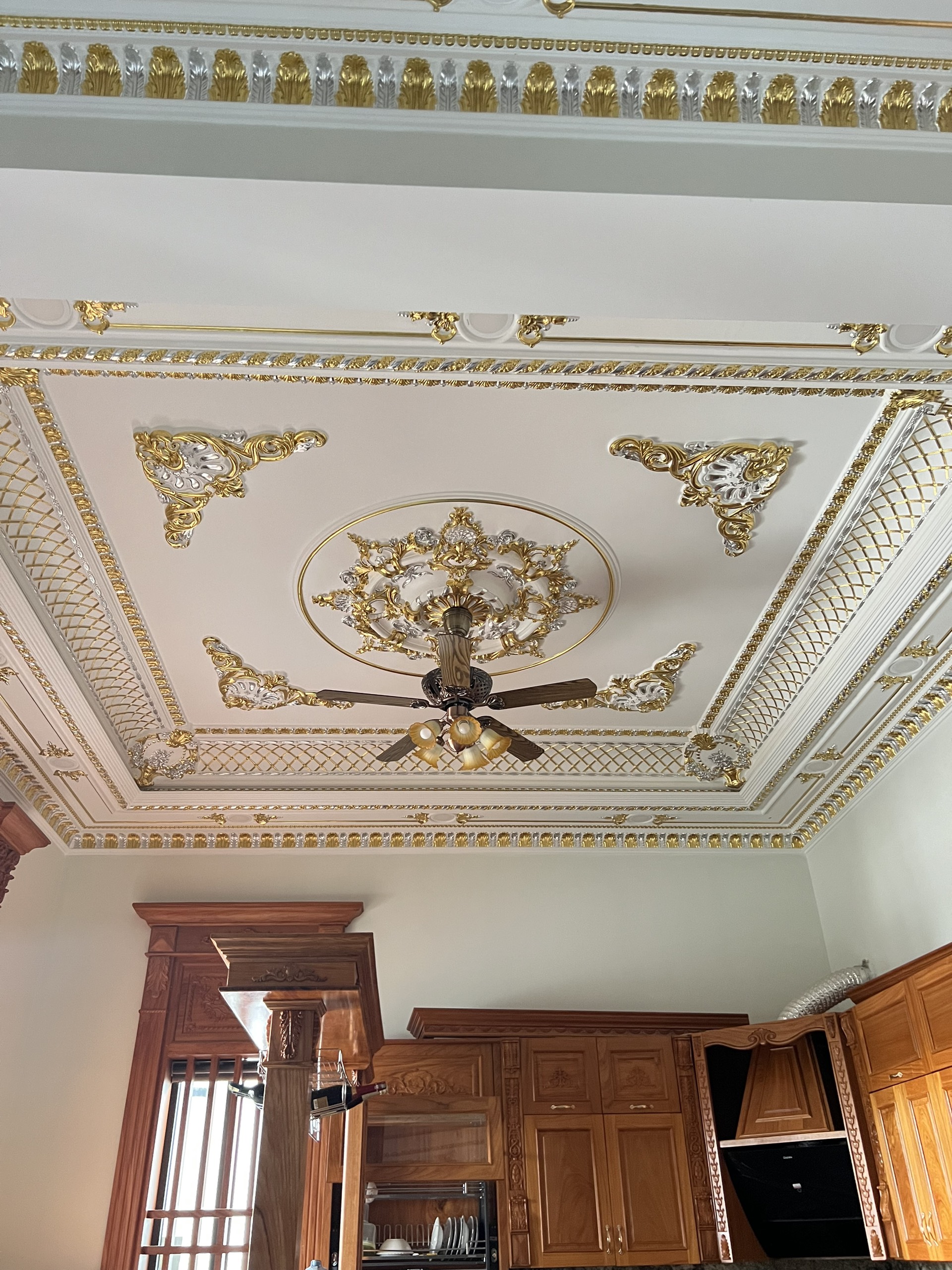 Thi công phào chỉ PU tại Bình Dương