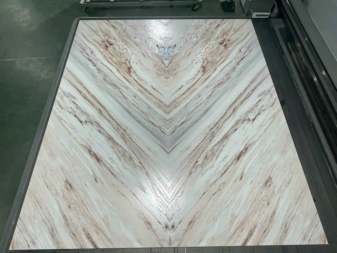 Thi công tranh đá tráng gương tại Bình Dương 01