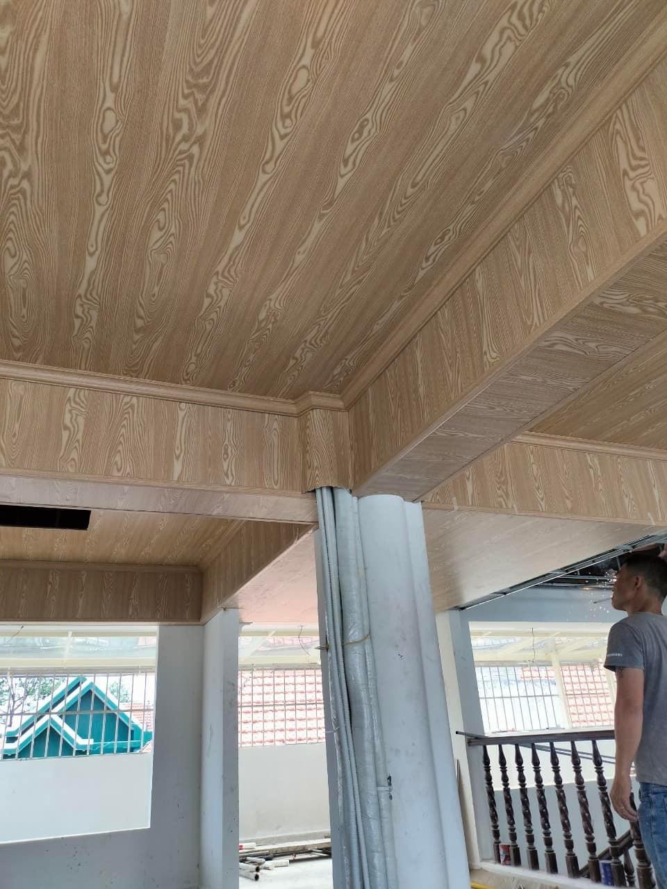 Thi công trần nhựa vân sồi tại Bình