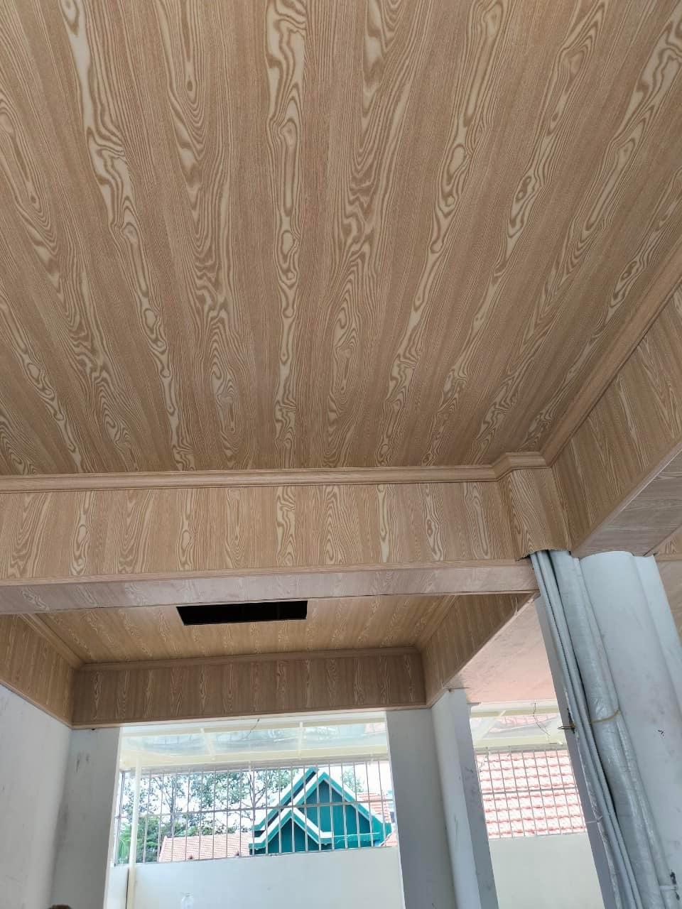 Thi công trần nhựa vân sồi tại Bình