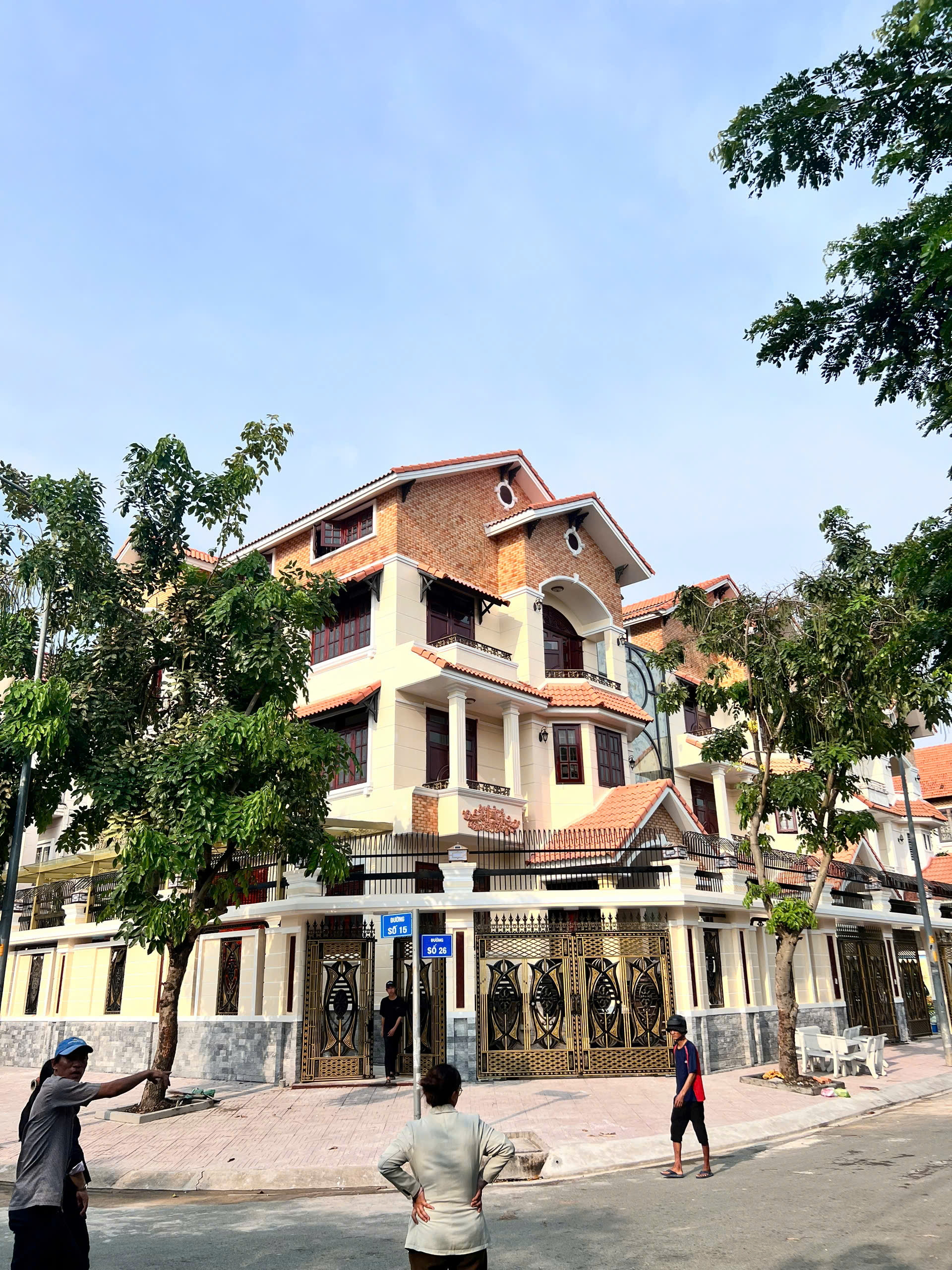 Thi công hàng rào gỗ nhựa ngoài trời tại Bình Dương