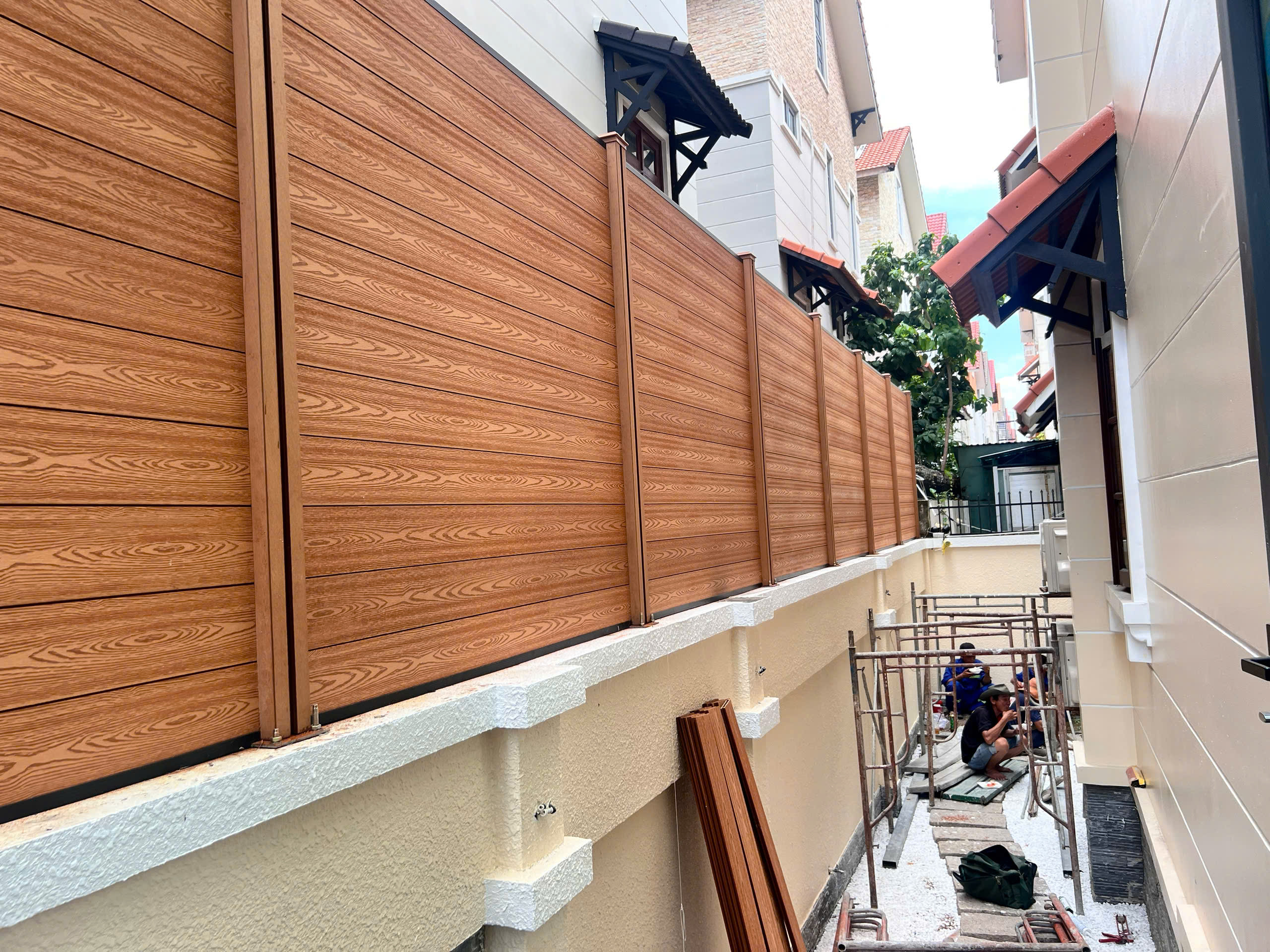 Thi công hàng rào gỗ nhựa ngoài trời tại Bình Dương