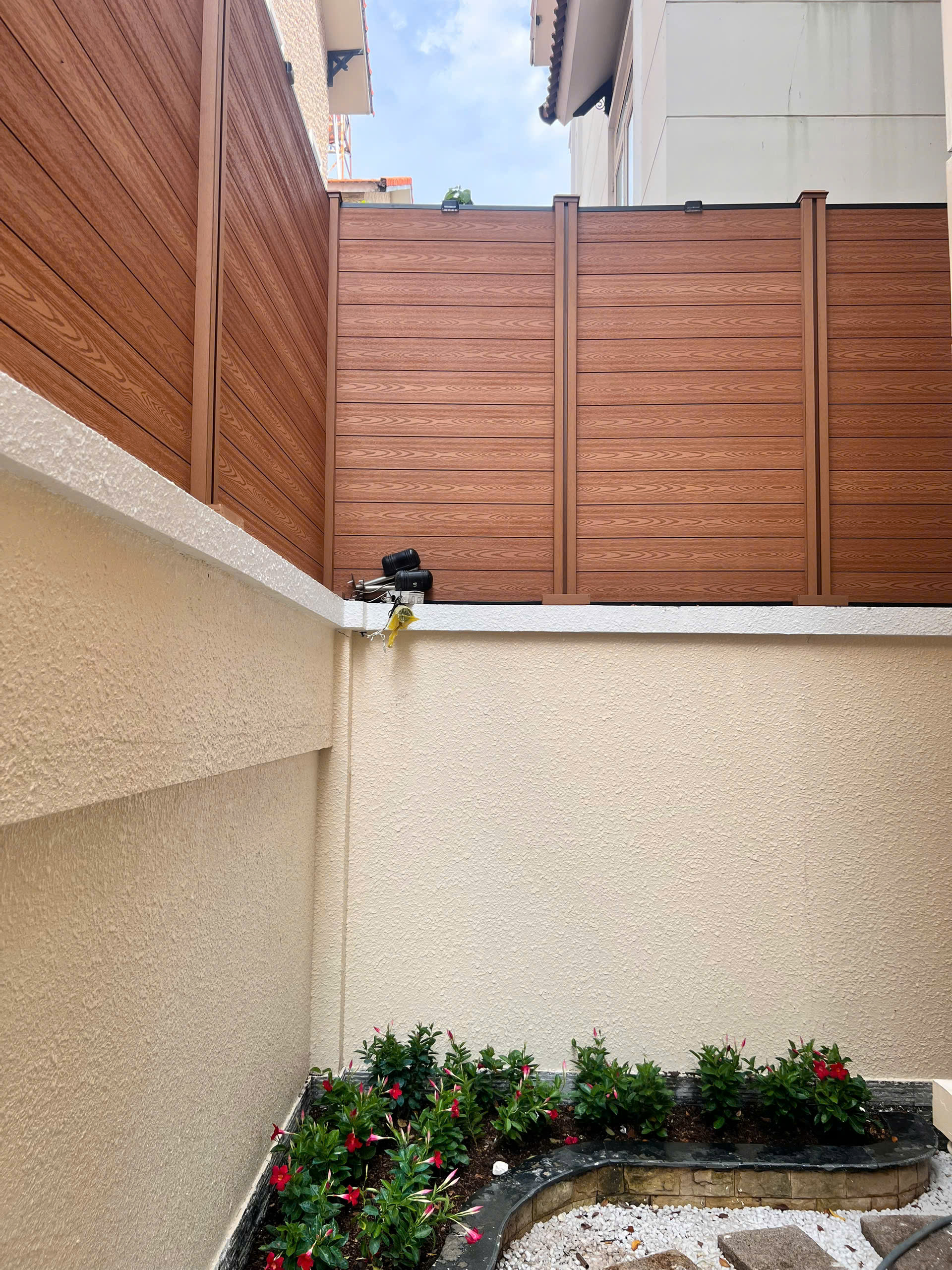 Thi công hàng rào gỗ nhựa ngoài trời tại Bình Dương