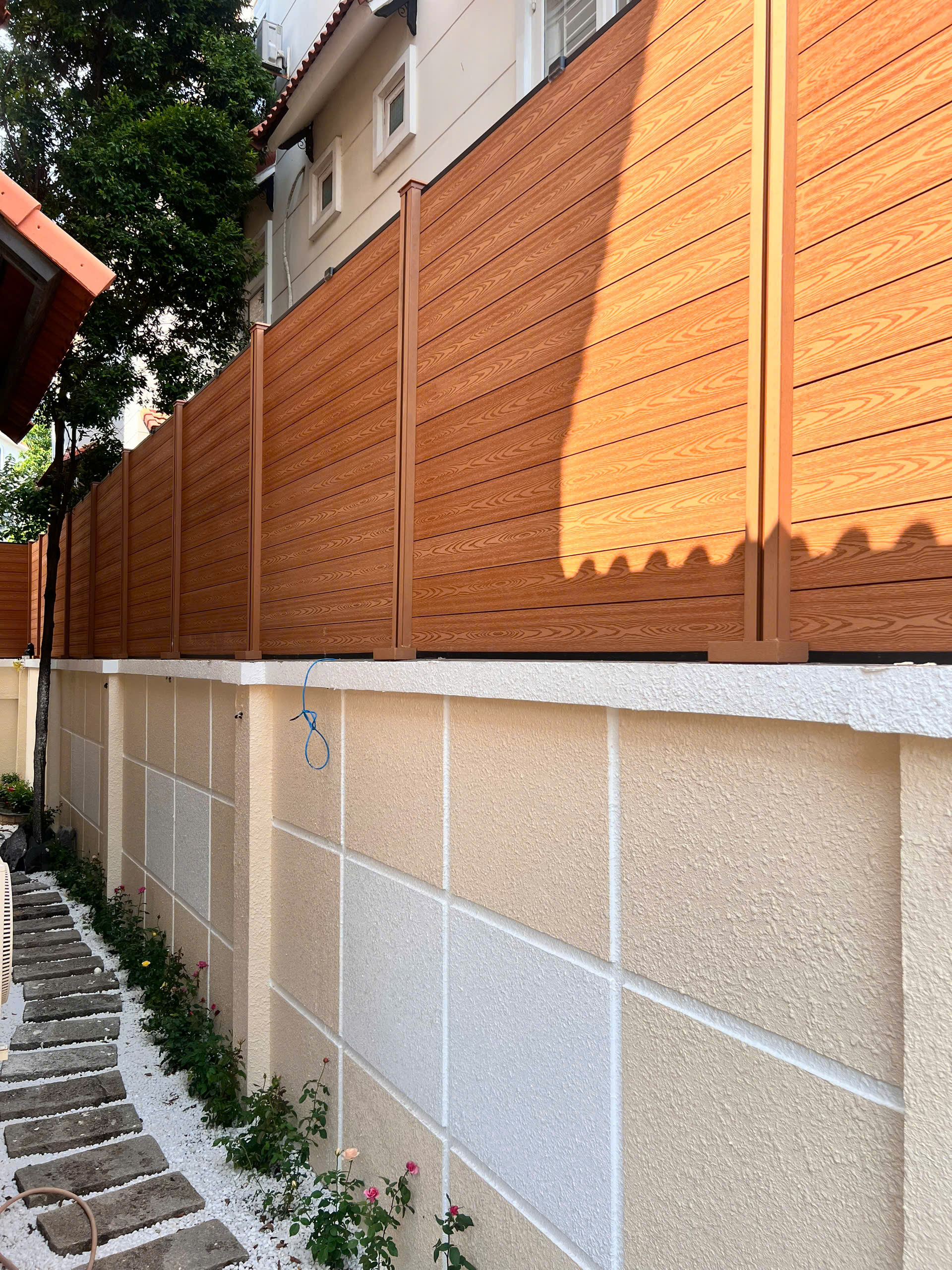 Thi công hàng rào gỗ nhựa ngoài trời tại Bình Dương